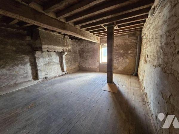 
BELGEARD- Jolie maison en pierres dans le bourg de trois chambres, avec dépendances et terrai...