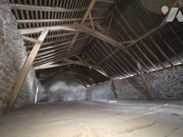 
BELGEARD- Jolie maison en pierres dans le bourg de trois chambres, avec dépendances et terrai...