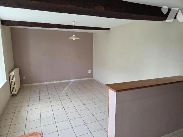 
BELGEARD- Jolie maison en pierres dans le bourg de trois chambres, avec dépendances et terrai...