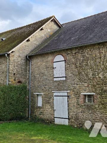 
BELGEARD- Jolie maison en pierres dans le bourg de trois chambres, avec dépendances et terrai...