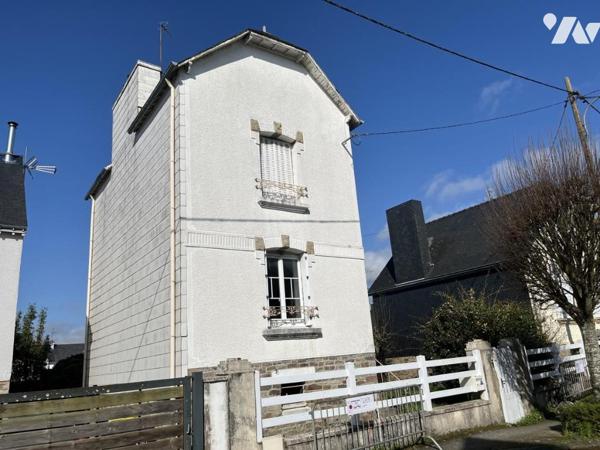 Maison d'habitation construite sur 4 niveaux avec 2 chambres.