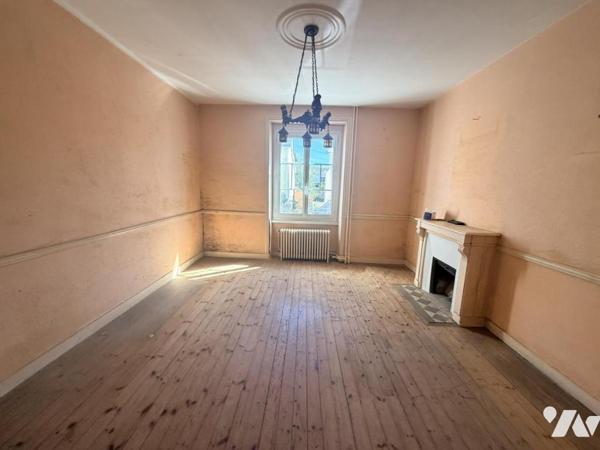 Maison d'habitation construite sur 4 niveaux avec 2 chambres.
