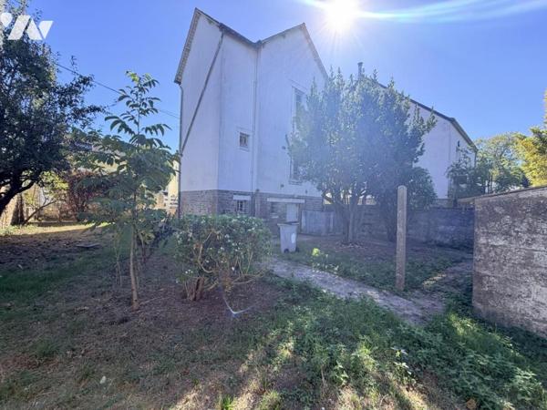 Maison d'habitation construite sur 4 niveaux avec 2 chambres.