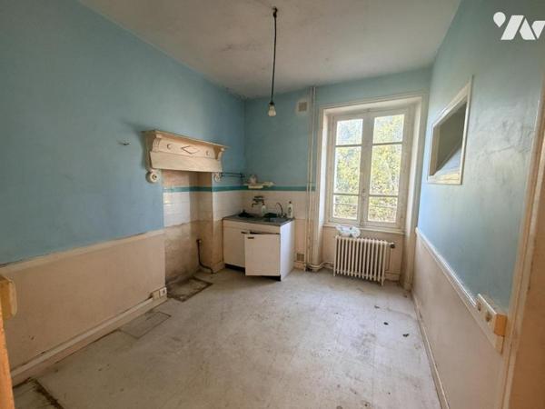Maison d'habitation construite sur 4 niveaux avec 2 chambres.