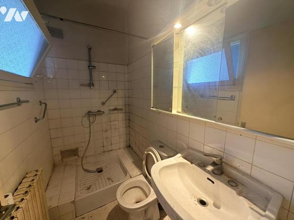 Maison d'habitation construite sur 4 niveaux avec 2 chambres.