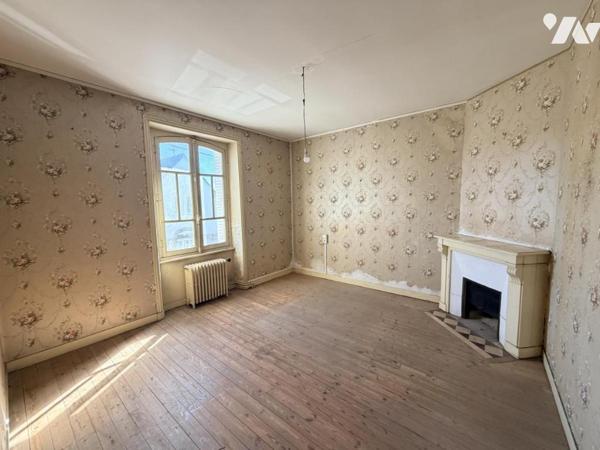 Maison d'habitation construite sur 4 niveaux avec 2 chambres.
