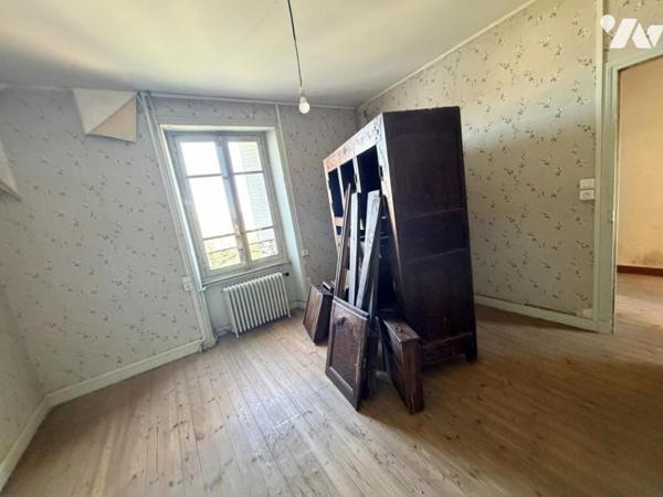 Maison d'habitation construite sur 4 niveaux avec 2 chambres.