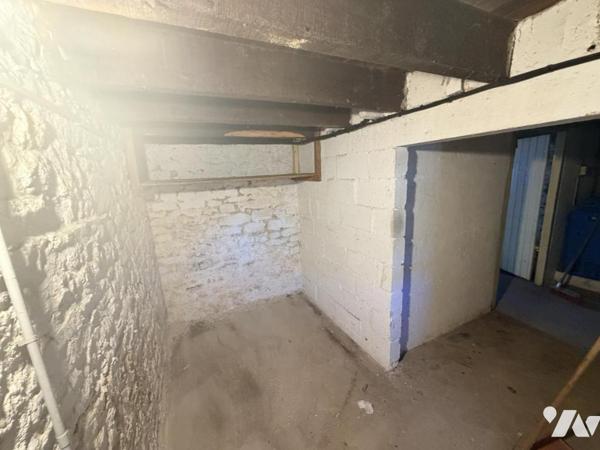 Maison d'habitation construite sur 4 niveaux avec 2 chambres.