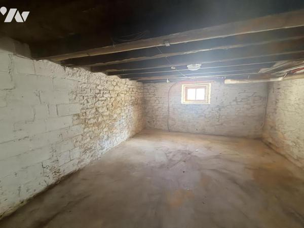 Maison d'habitation construite sur 4 niveaux avec 2 chambres.