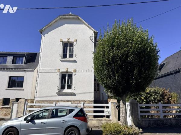 Maison d'habitation construite sur 4 niveaux avec 2 chambres.
