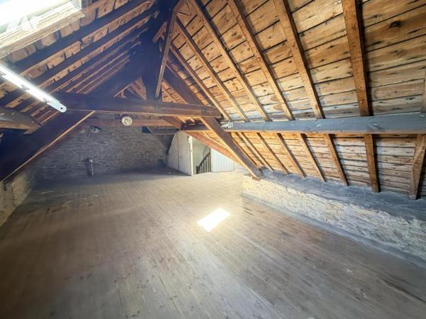 Maison d'habitation construite sur 4 niveaux avec 2 chambres.