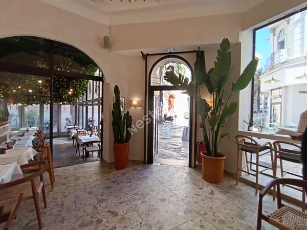 Toulon Place de l'Opéra. Immeuble complet de 16 lots en R+6 de 380m²