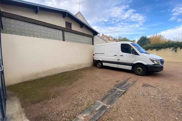 Montfort-l'Amaury (78490) Centre Montfort – parking privé et sécurisé, bien rare !