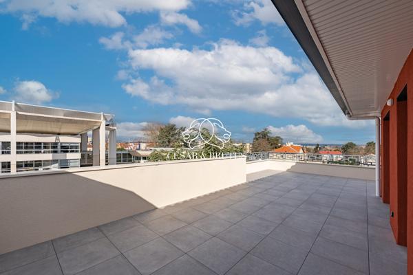 MEYZIEU – ATTIQUE D’EXCEPTION T5 de 117 m² avec 170m2 de terrasse