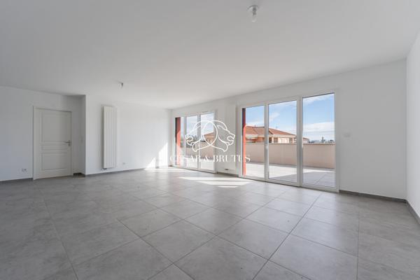 MEYZIEU – ATTIQUE D’EXCEPTION T5 de 117 m² avec 170m2 de terrasse