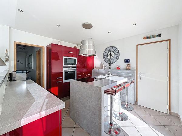 Maison avenue République à Meaux - 3 chambres et 1 bureau - grande pièce de vie - jardin de 575 m2 - garage et possibilité de stationner 3 véhicules.