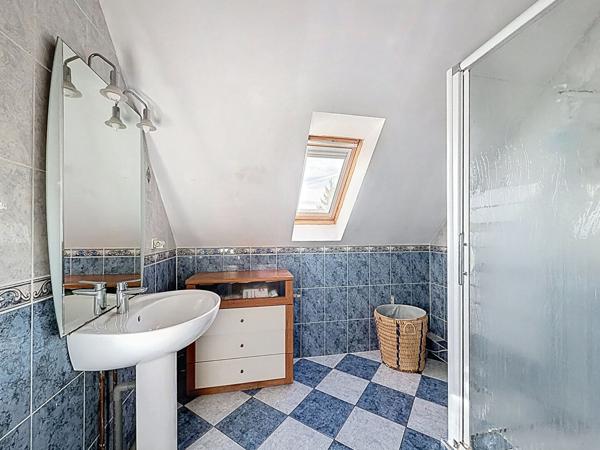 Maison avenue République à Meaux - 3 chambres et 1 bureau - grande pièce de vie - jardin de 575 m2 - garage et possibilité de stationner 3 véhicules.