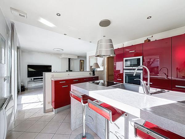 Maison avenue République à Meaux - 3 chambres et 1 bureau - grande pièce de vie - jardin de 575 m2 - garage et possibilité de stationner 3 véhicules.