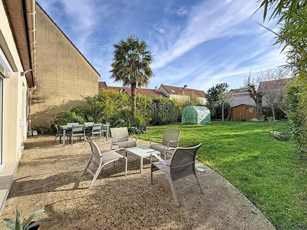 Maison avenue République à Meaux - 3 chambres et 1 bureau - grande pièce de vie - jardin de 575 m2 - garage et possibilité de stationner 3 véhicules.