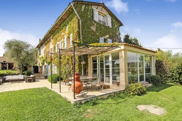 Co- exclusivité - Magnifique Bastide avec piscine à vendre à Mouans Sartoux