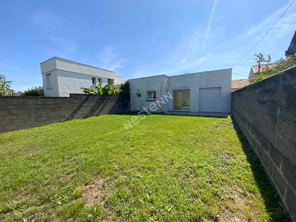 Nantes Bout des pavés - Exclusivité ! En vente, maison d'architecte de 2005, plain pied 2 chambres, garage, jardin clos. A deux pas des petits commerces et du Tram.