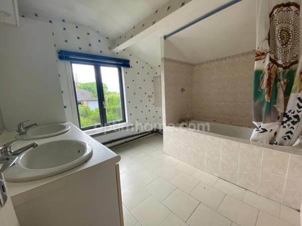 vente d un ensemble immobilièr de 4 maisons et 1 appartement louer 15 pièces Proche de VERVINS (02)