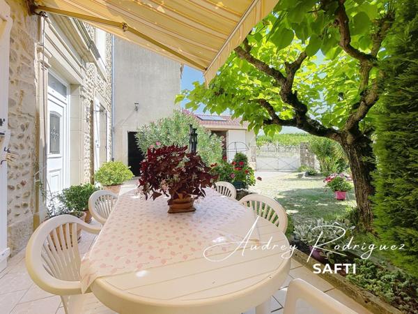 Maison de caractère en pierre avec dépendances