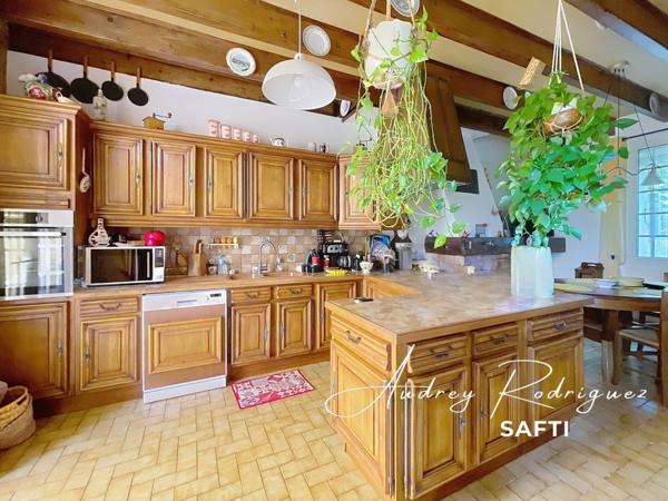 Maison de caractère en pierre avec dépendances