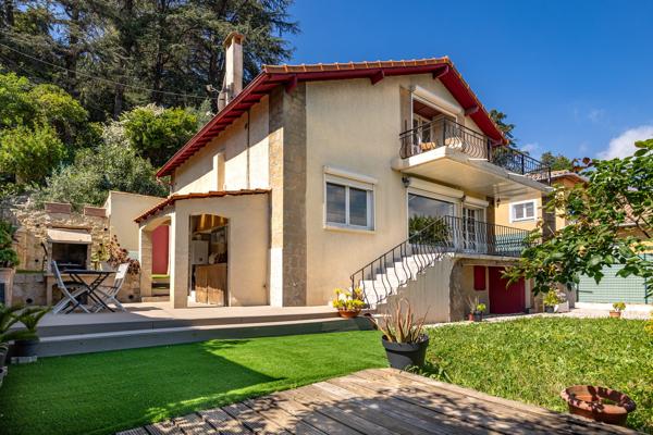 Villa avec vue dégagée – Charme et élégance au rendez-vous