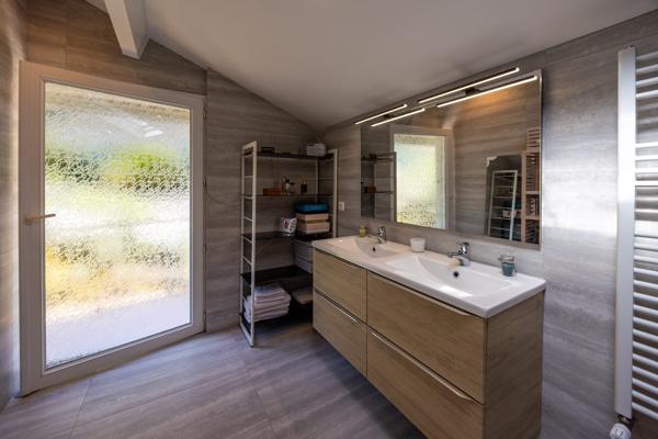 Villa avec vue dégagée – Charme et élégance au rendez-vous