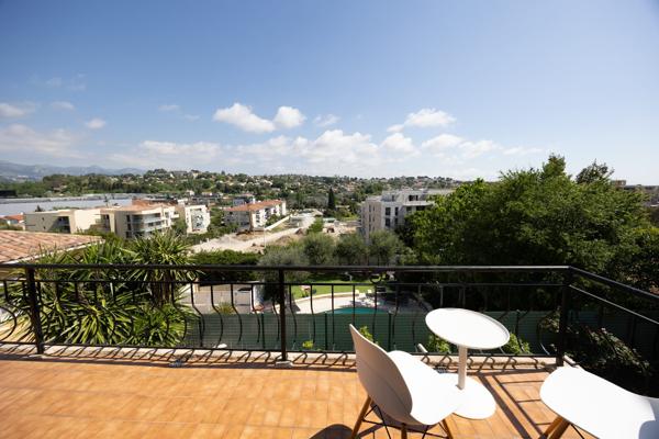 Villa avec vue dégagée – Charme et élégance au rendez-vous
