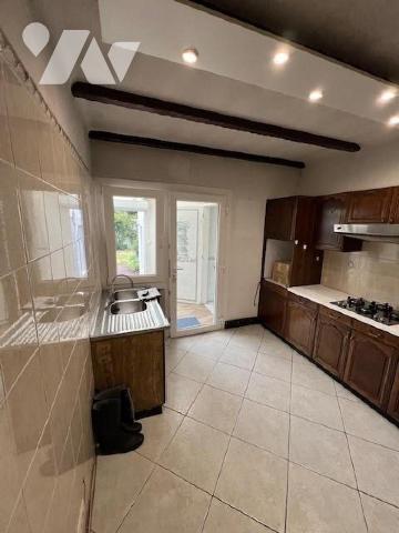 Hesdin, Maison d'habitation - Maison de ville aux volumes généreux proche des commodités se com...