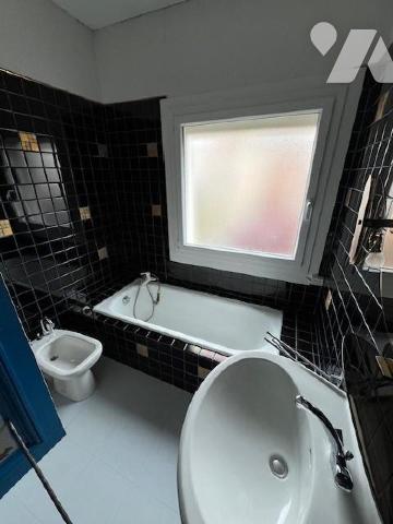 Hesdin, Maison d'habitation - Maison de ville aux volumes généreux proche des commodités se com...