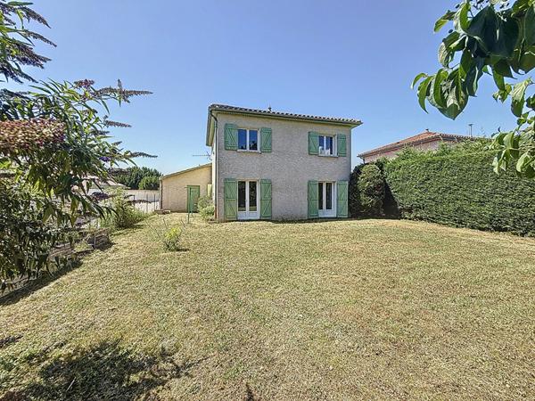 Maison individuelle , 96m2 sur terrain 384m2, trois chambres, un garage.
