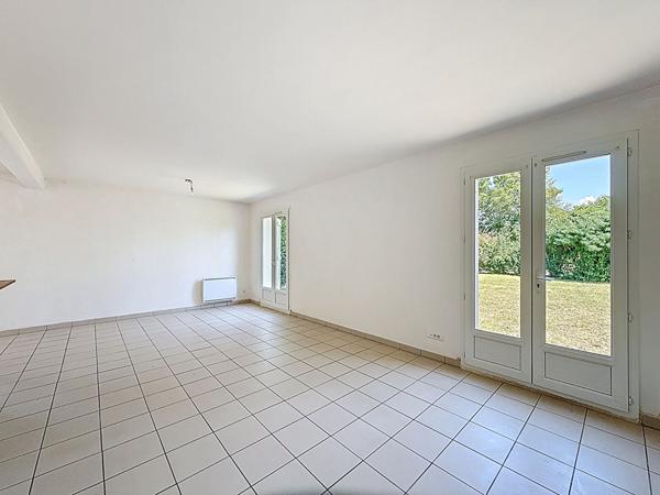 Maison individuelle , 96m2 sur terrain 384m2, trois chambres, un garage.