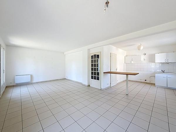 Maison individuelle , 96m2 sur terrain 384m2, trois chambres, un garage.
