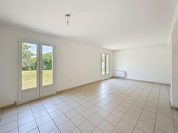 Maison individuelle , 96m2 sur terrain 384m2, trois chambres, un garage.