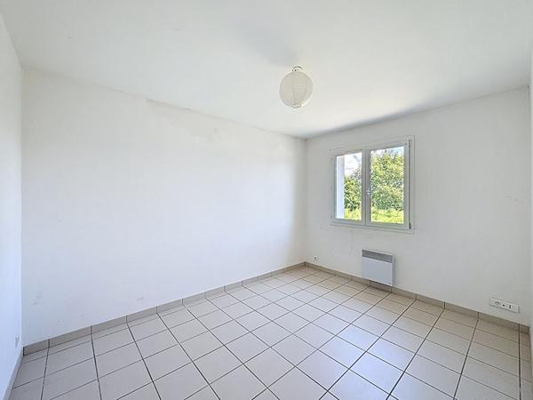 Maison individuelle , 96m2 sur terrain 384m2, trois chambres, un garage.