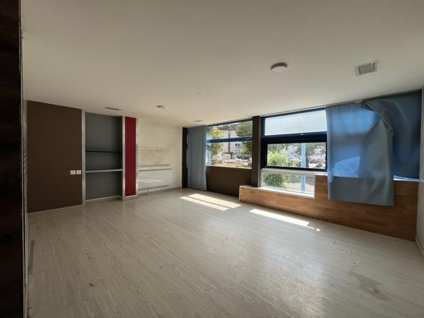 Immeuble 25 pièces - 720 m²