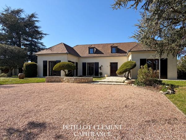 MAISON BOURGEOISE DES ANNÉES 70 AVEC PISCINE ET BEAUX VOLUMES DANS UN ENVIRONNEMENT PRIVILÉGIÉ À VILLATE