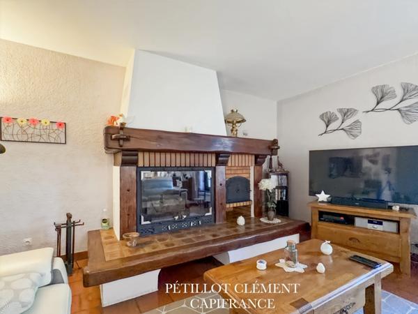 MAISON BOURGEOISE DES ANNÉES 70 AVEC PISCINE ET BEAUX VOLUMES DANS UN ENVIRONNEMENT PRIVILÉGIÉ À VILLATE