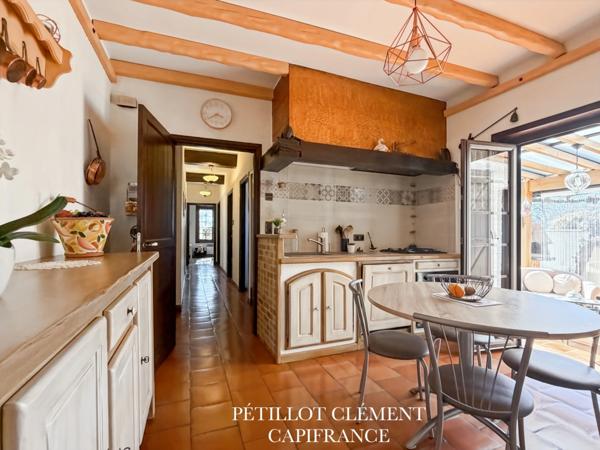 MAISON BOURGEOISE DES ANNÉES 70 AVEC PISCINE ET BEAUX VOLUMES DANS UN ENVIRONNEMENT PRIVILÉGIÉ À VILLATE