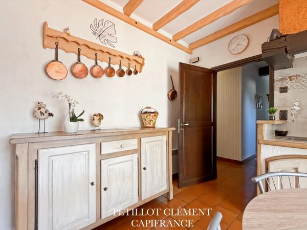 MAISON BOURGEOISE DES ANNÉES 70 AVEC PISCINE ET BEAUX VOLUMES DANS UN ENVIRONNEMENT PRIVILÉGIÉ À VILLATE