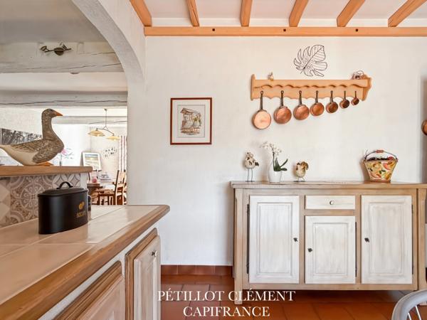 MAISON BOURGEOISE DES ANNÉES 70 AVEC PISCINE ET BEAUX VOLUMES DANS UN ENVIRONNEMENT PRIVILÉGIÉ À VILLATE