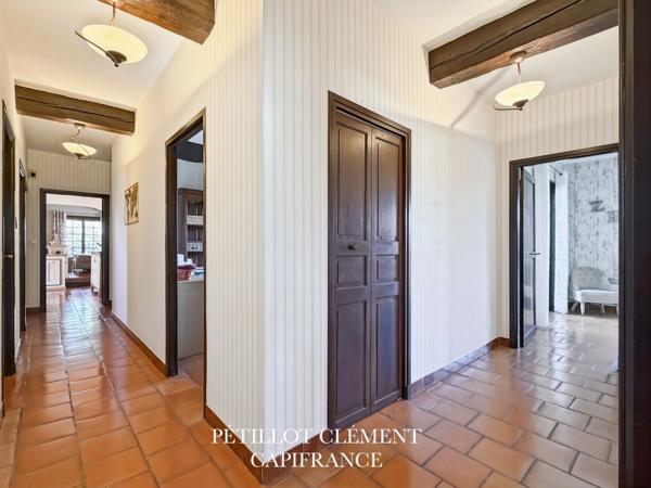 MAISON BOURGEOISE DES ANNÉES 70 AVEC PISCINE ET BEAUX VOLUMES DANS UN ENVIRONNEMENT PRIVILÉGIÉ À VILLATE