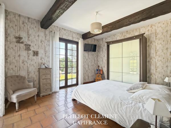 MAISON BOURGEOISE DES ANNÉES 70 AVEC PISCINE ET BEAUX VOLUMES DANS UN ENVIRONNEMENT PRIVILÉGIÉ À VILLATE