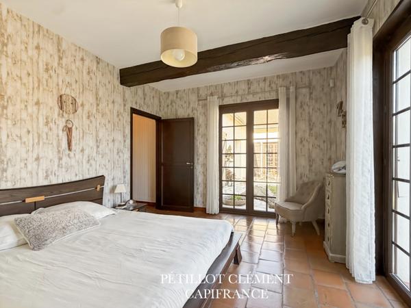 MAISON BOURGEOISE DES ANNÉES 70 AVEC PISCINE ET BEAUX VOLUMES DANS UN ENVIRONNEMENT PRIVILÉGIÉ À VILLATE