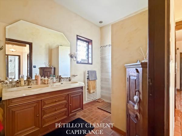 MAISON BOURGEOISE DES ANNÉES 70 AVEC PISCINE ET BEAUX VOLUMES DANS UN ENVIRONNEMENT PRIVILÉGIÉ À VILLATE