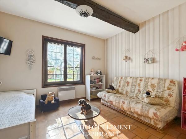 MAISON BOURGEOISE DES ANNÉES 70 AVEC PISCINE ET BEAUX VOLUMES DANS UN ENVIRONNEMENT PRIVILÉGIÉ À VILLATE