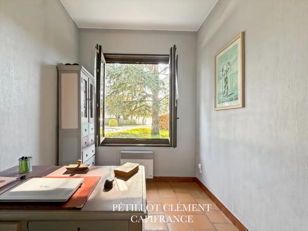 MAISON BOURGEOISE DES ANNÉES 70 AVEC PISCINE ET BEAUX VOLUMES DANS UN ENVIRONNEMENT PRIVILÉGIÉ À VILLATE